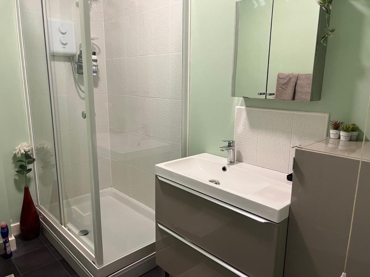 Sheffield City Centre , Free Wifi & Parking - Private Room - Shared House Exterior photo
